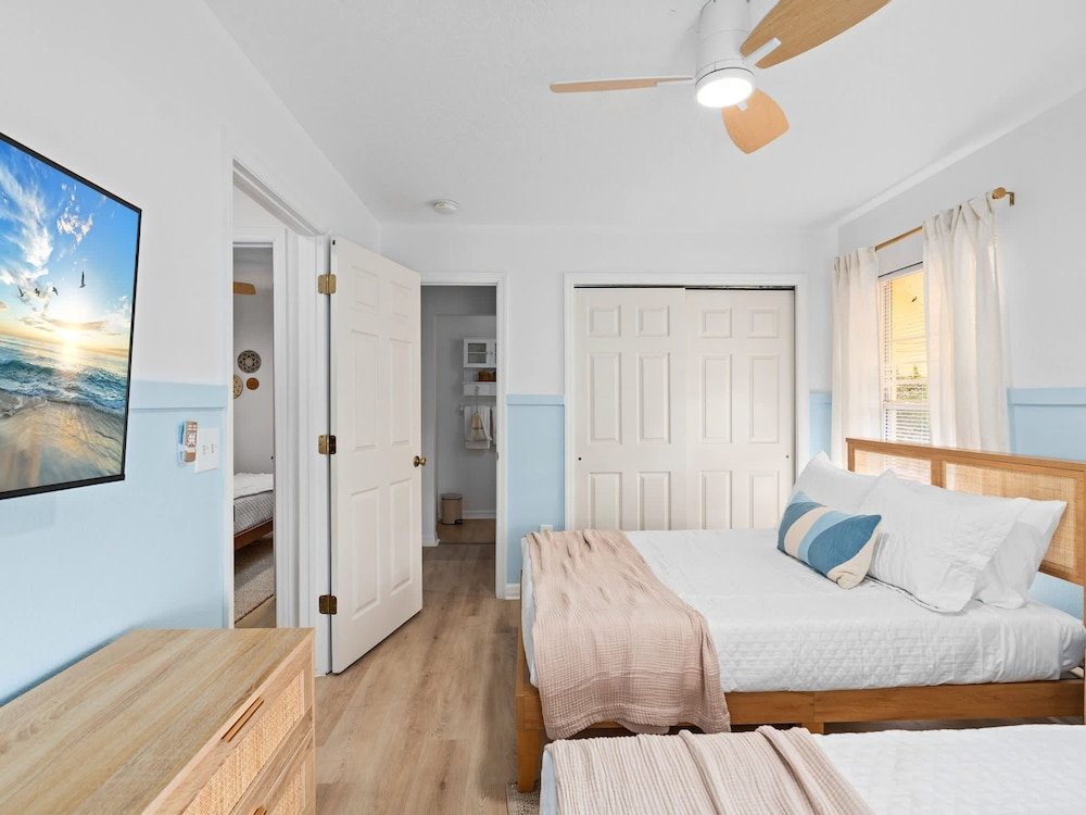 Super Boho- At Lake Toho s Water Sleeps 6
