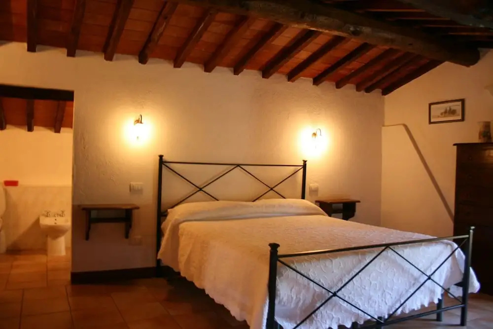 Stunning private villa with private pool, WIFI, TV, pets allowed and parking, close to Cortona