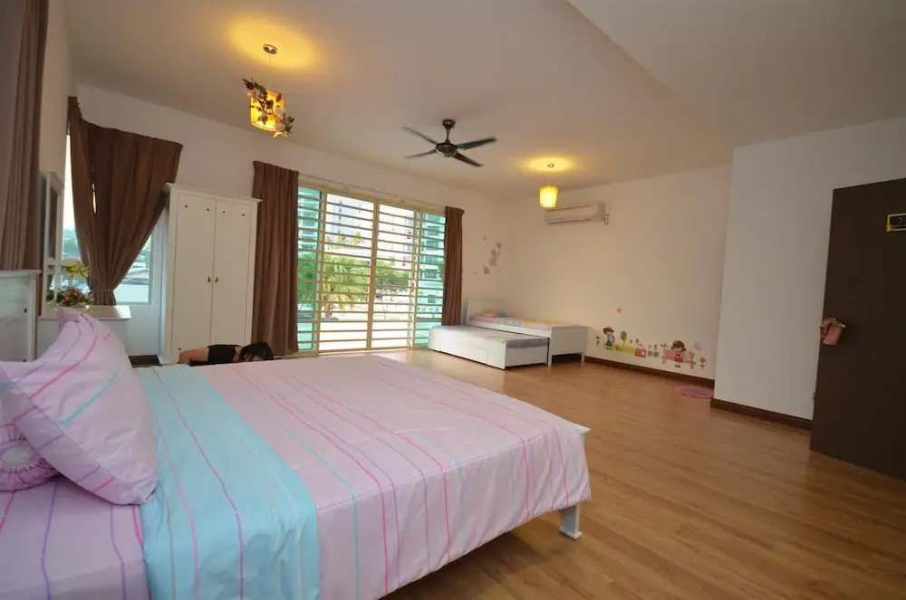Felicia Home