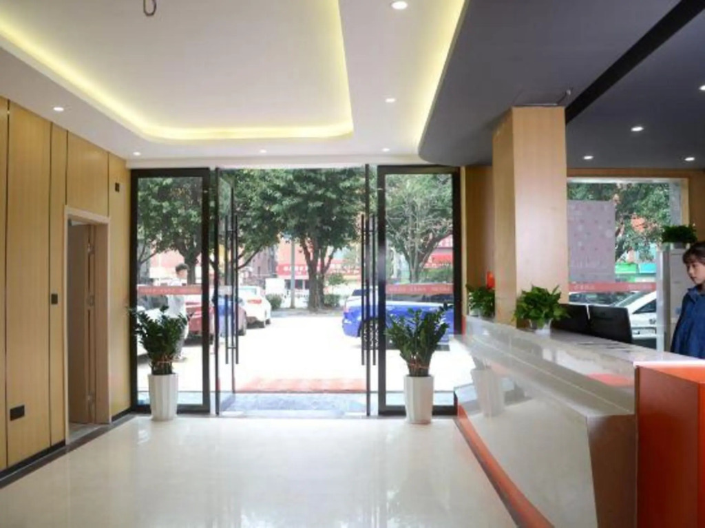 Orange Ke Chain Hotel (Ganzhou Nine Square Shopping Center The Mixc)