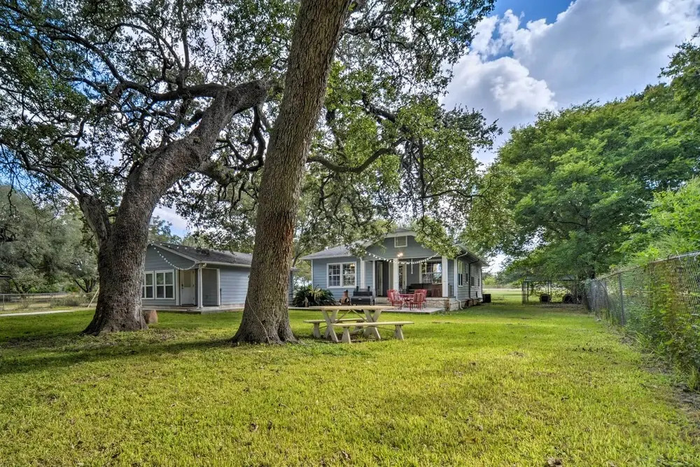 'the Petite Lake House' in Seguin w/ Patio!