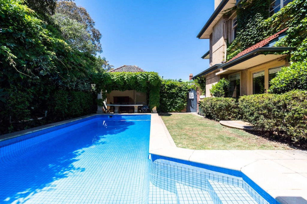 Beautiful 2 Story Manor Close to Beach and all