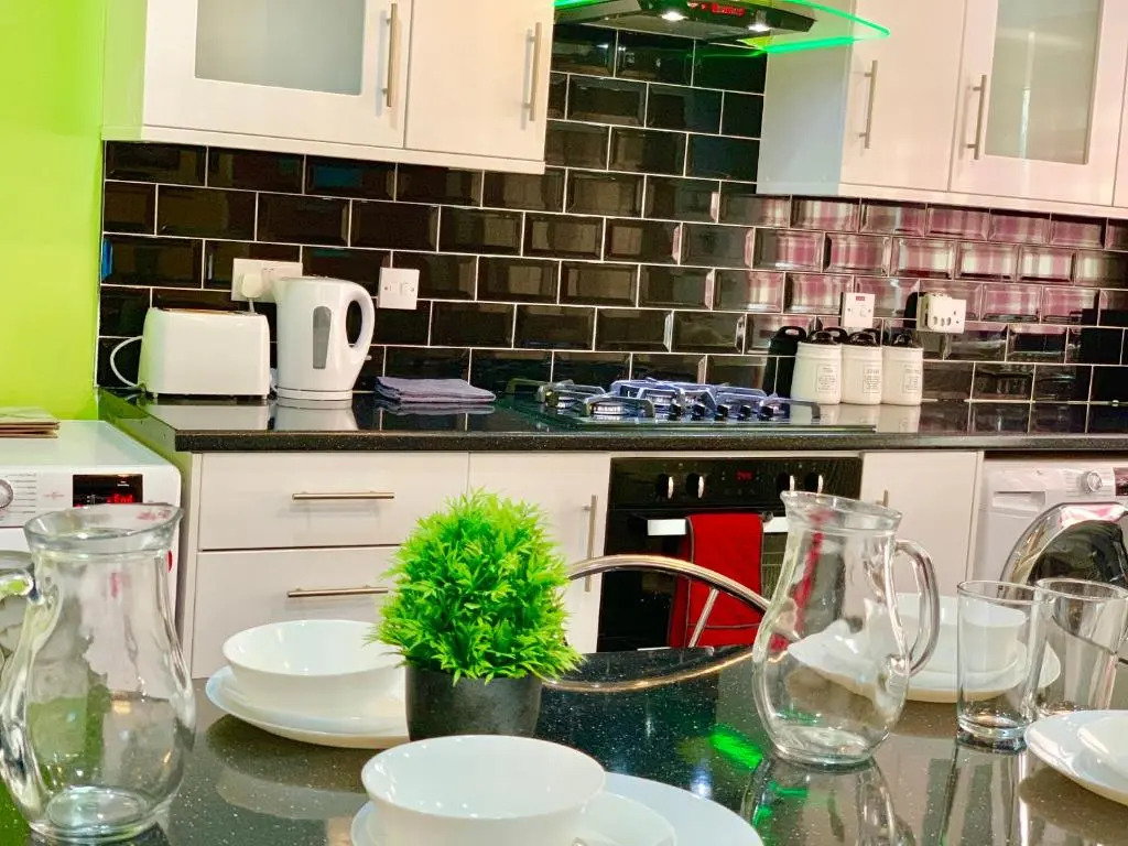 2 Bedroom 2 Bathroom Ground Floor Apartment in Newbury Park Ilford with Garden Parking and Fast WiFi