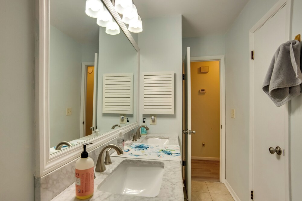 Downtown Home w/ Yard & BBQ - 6 Mi to Downtown!