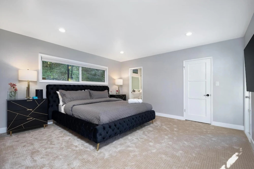 Hidden Valley Pl - 90210 Villa With Canyon Views and a Large Private Backyard