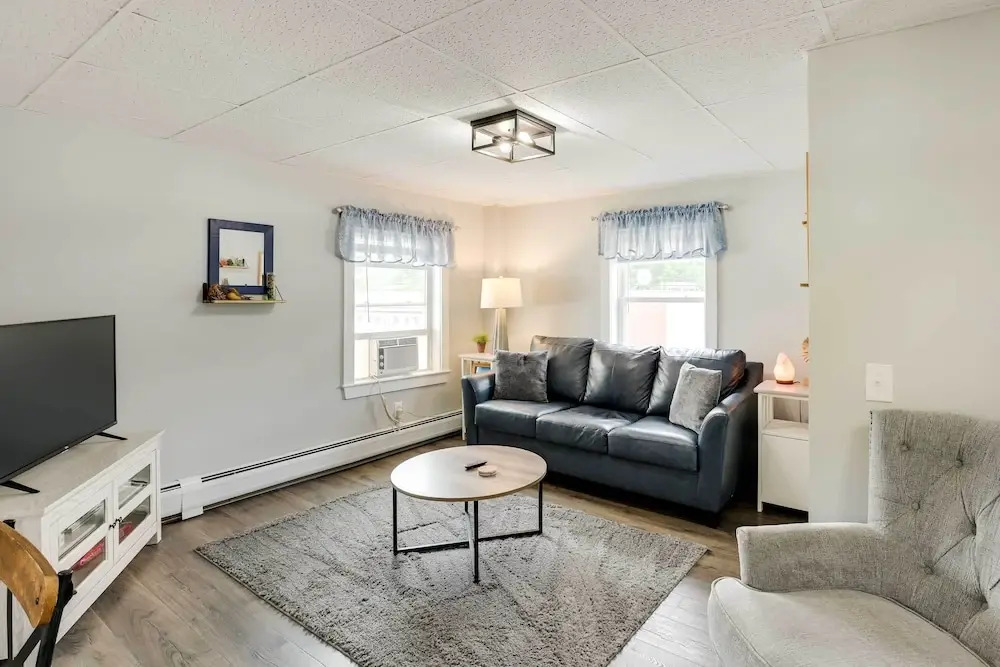 Chic & Central Apartment ~ 6 Mi to Sebec Lake!