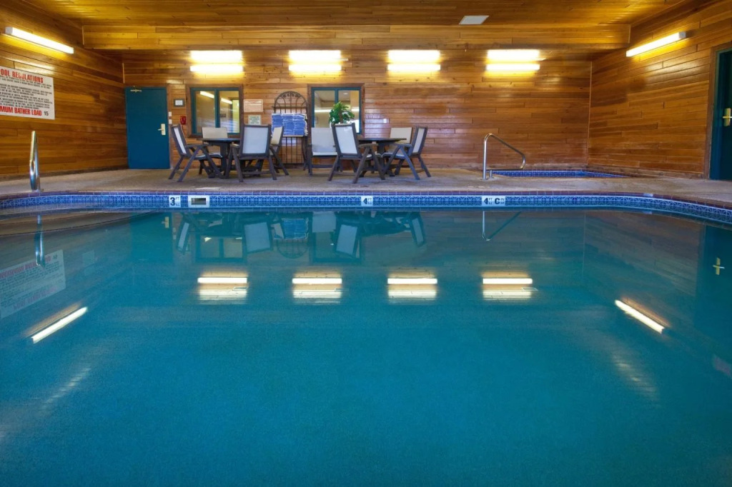 Holiday Inn Express & Suites - Omaha - 120th and Maple by IHG