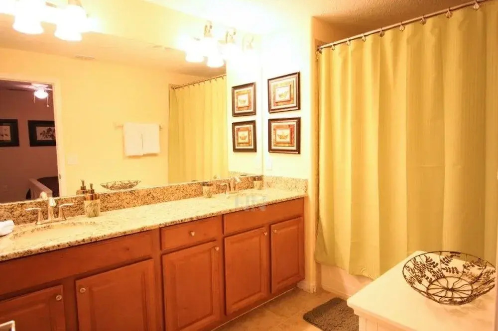 5 Bedrooms townhouse by RedAwning