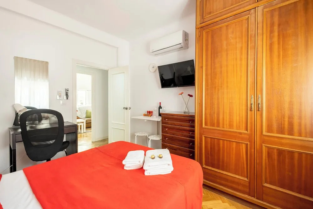 Madrid center room just 3 metro stops