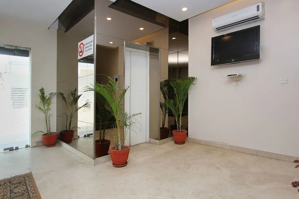 OYO 7463 Leo Suites