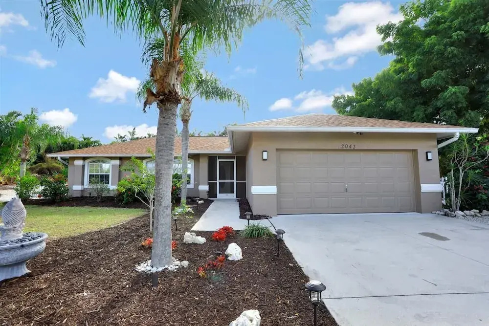 Quiet Inland Home With Pool, two Queen Beds and Grill