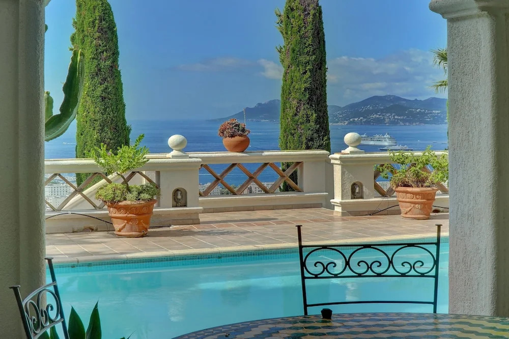 Cannes hills exclusive area fits 20
