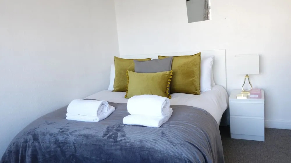 London Heathrow Airport Rooms B.R by C&P