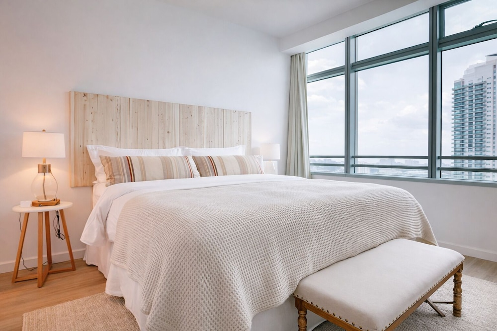 RS Suites - The AKA Residence