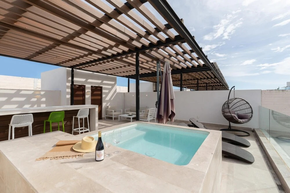 Exclusive 2 Level PH 3 BR Private Pool Roof Wifi Stunning Amenities GYM