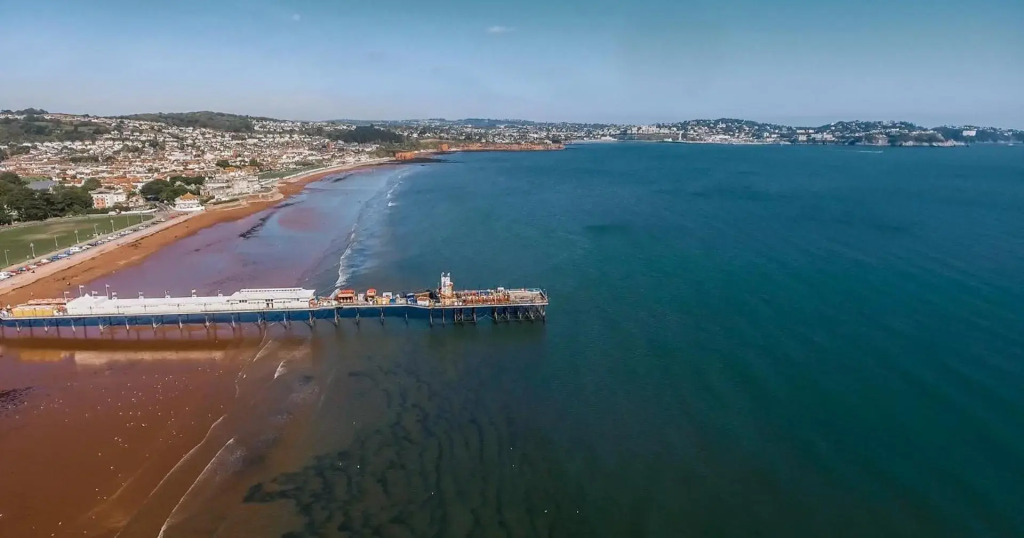 SINGER HOUSE , IDEAL FOR LARGE FAMILYS & GRANDPARENTS ,LARGE GROUND FLOOR FLATS ,2 PRIVATE GARDENS ,2 BATHROOMS ,1 KITCHEN ,2 SEPERATE ENTRANCES ,interlocking doors between the flats ,3 double beds ,3 single beds , in front of PAIGNTON PIER , 3 CAR SPACES