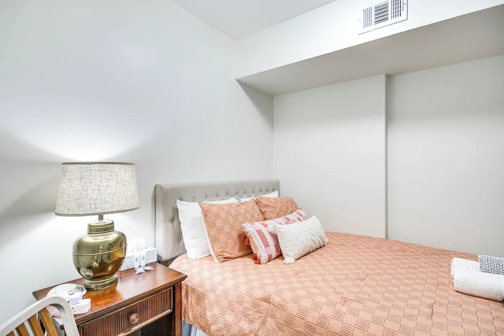 Vibrant Columbia Condo - 3 Blocks to USC Campus!