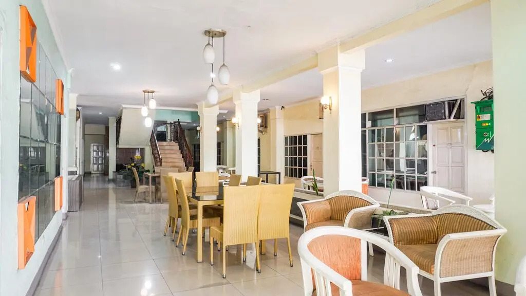 OYO 2085 Chrysanta Hotel