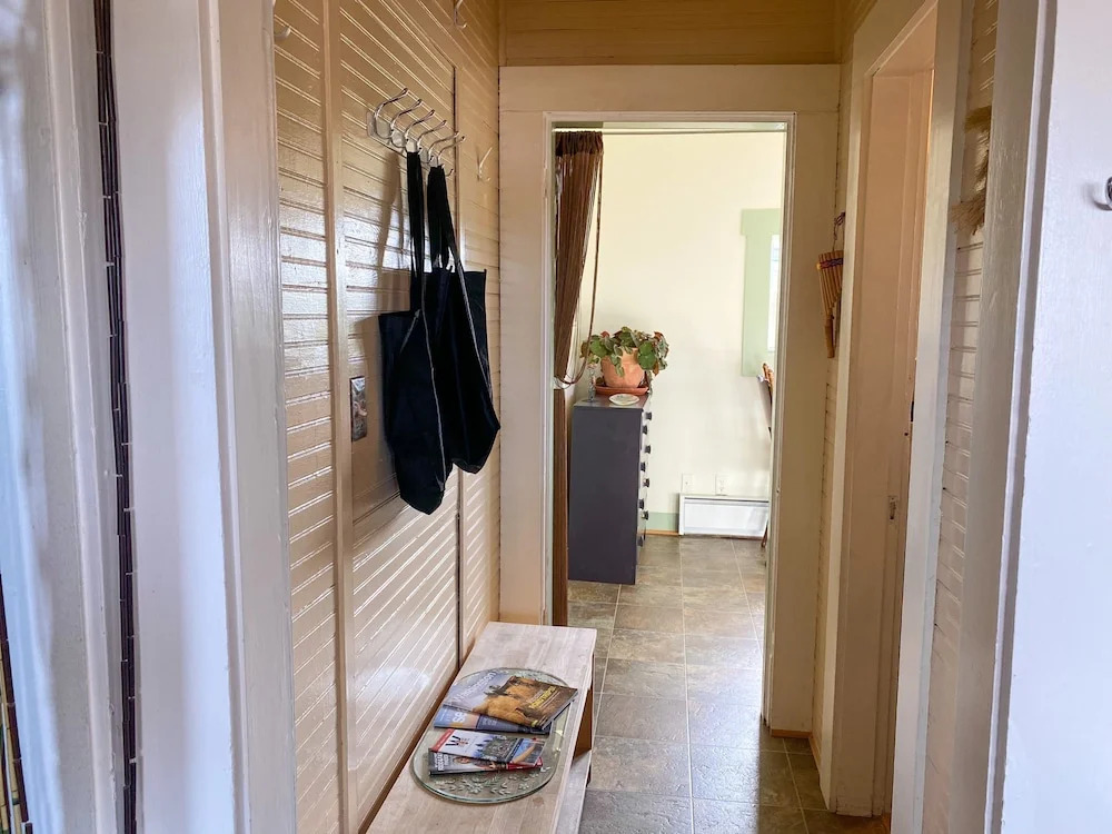 Upstairs at Thevictorian - Lush Walkable and Dog-friendly Retreat - Steps From Downtown Bellingham