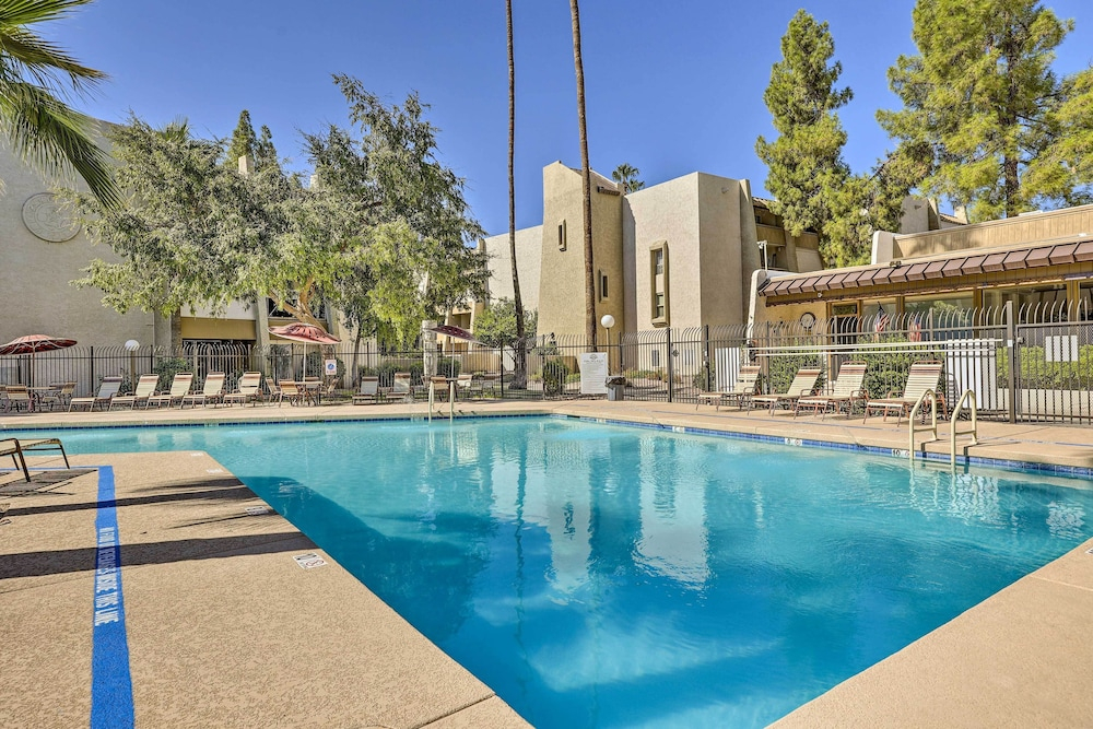 Renovated, Walkable! Old Town Condo w/ Pool Access