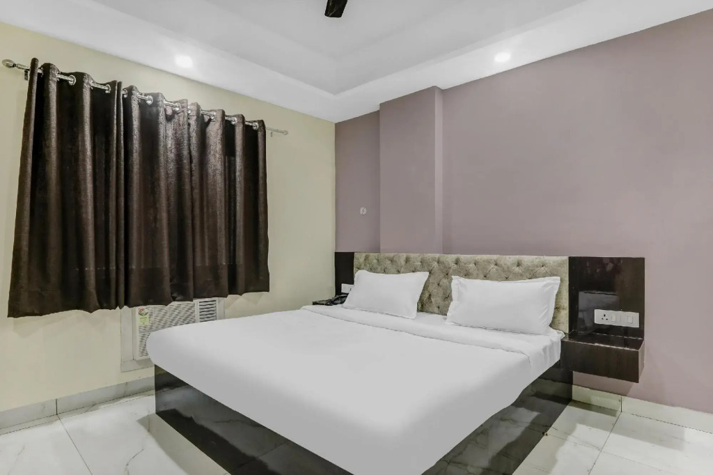 Collection O 85387 Holidays Inn