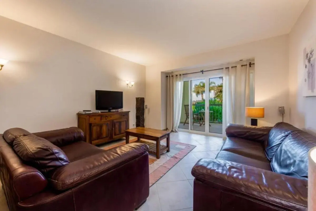 AT07 Superb 3-bedroom ground floor Apartment with Communal Pool in the heart of Alvor