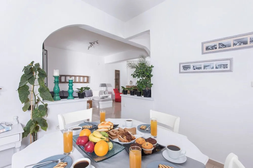 Morfes Luxury Suites by Caldera Houses