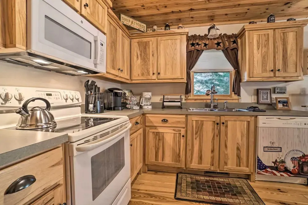 Outdoor Adventure - Charming Cabin w/ Hot Tub