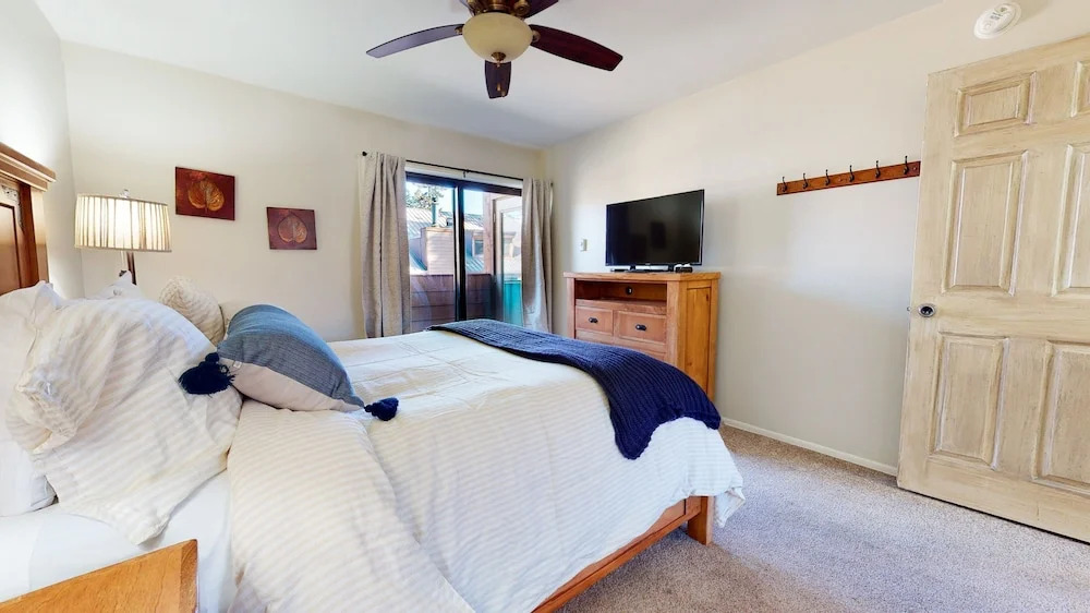 San Sierra 26 Pet-Friendly, Mountain Modern, Walk to The Village by RedAwning
