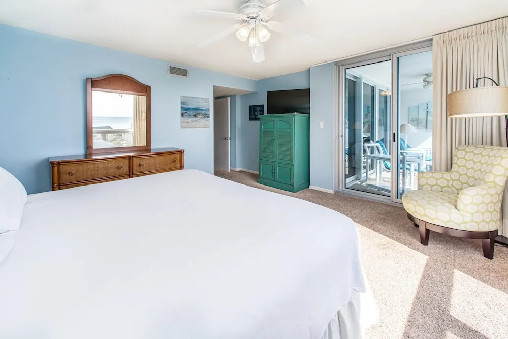 Shoreline 3073 Condo by RedAwning
