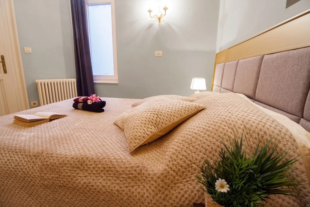 Filip Palace Luxurious Apartment