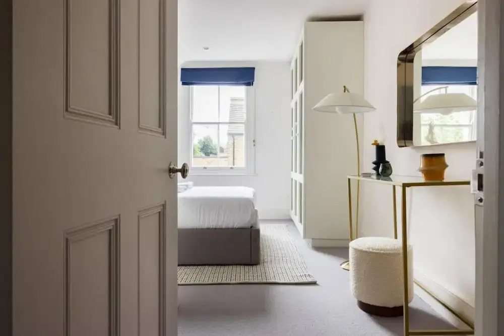 The Clapham Classic - Stylish 5bdr Family Home With Garden, London
