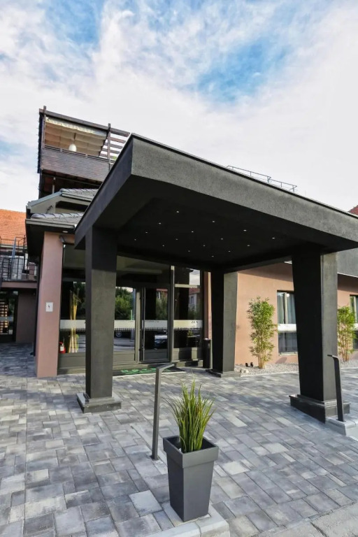 Garni Hotel Zen free parking