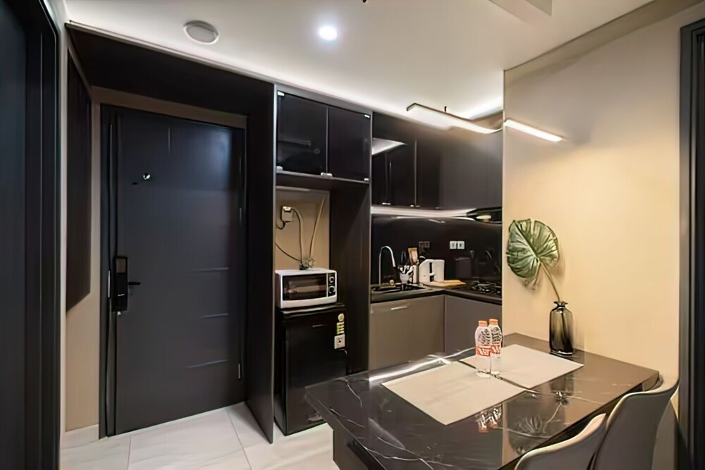 Premium Collins Boulevard Near Airport