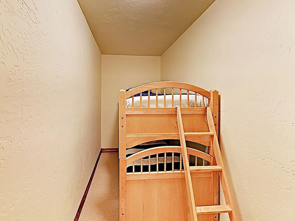 New Listing! Huge Townhome W/ Private Garage 4 Bedroom Townhouse
