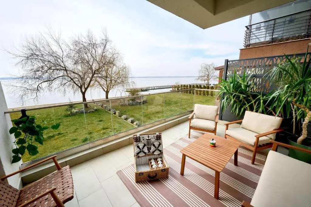 Aquarama Lake view 2BR Apart Mamaia free parking