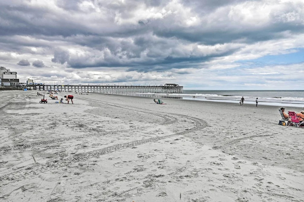 Murrells Inlet Home w/ 3 Decks - 1 Block to Beach!