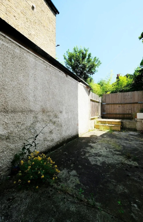Quiet and Spacious 2-bedroom Flat , Sleeps 4