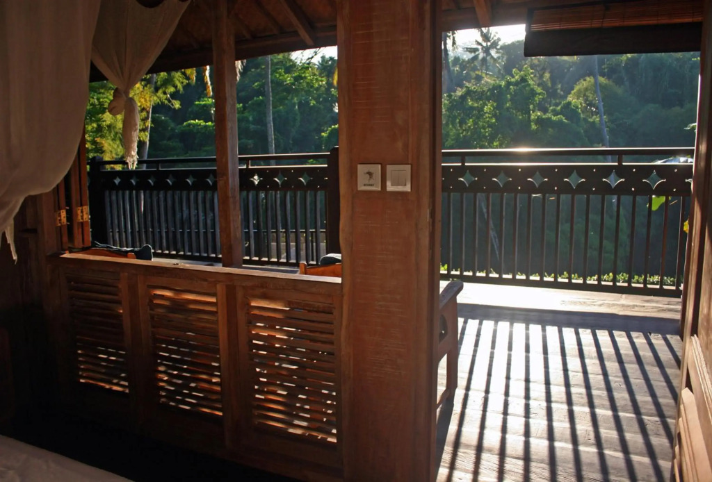 Artist Eco Villa With Wood And Clay