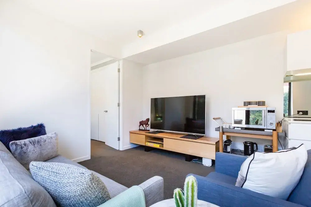 Rosa, 2BDR Richmond Apartment