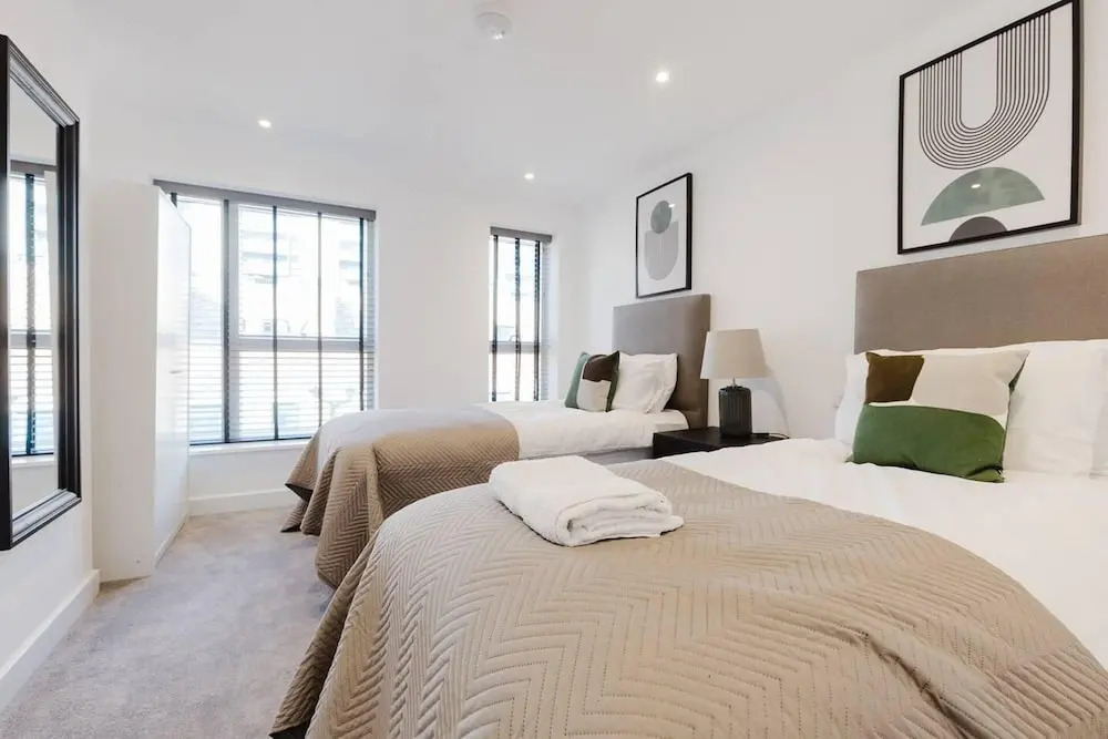 Watford - House - Sleeps 6 - Parking - Garden