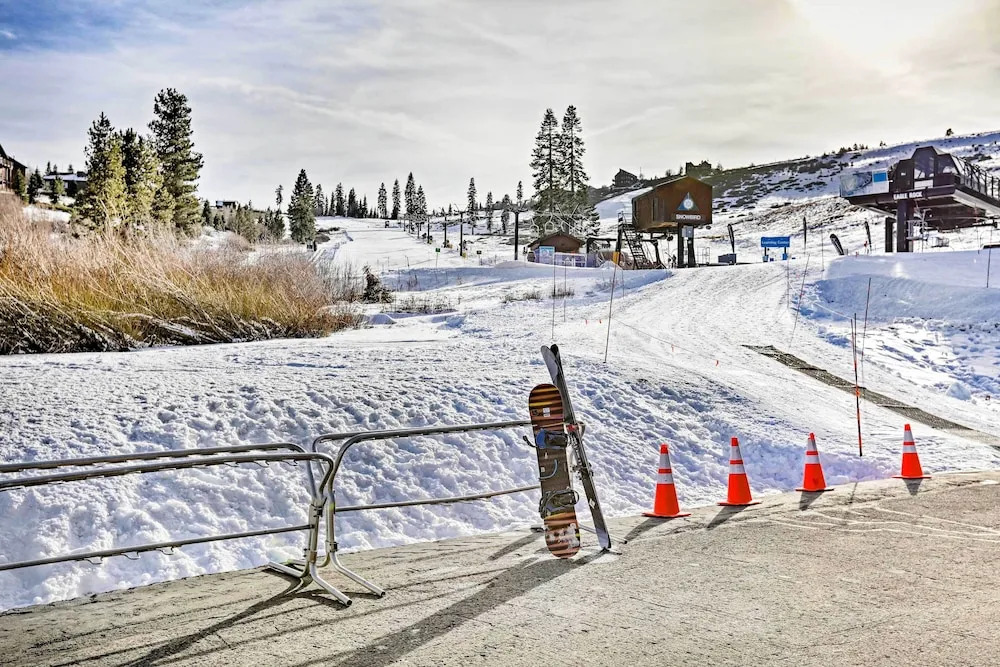 On-site Skiing: Truckee Studio w/ Balcony