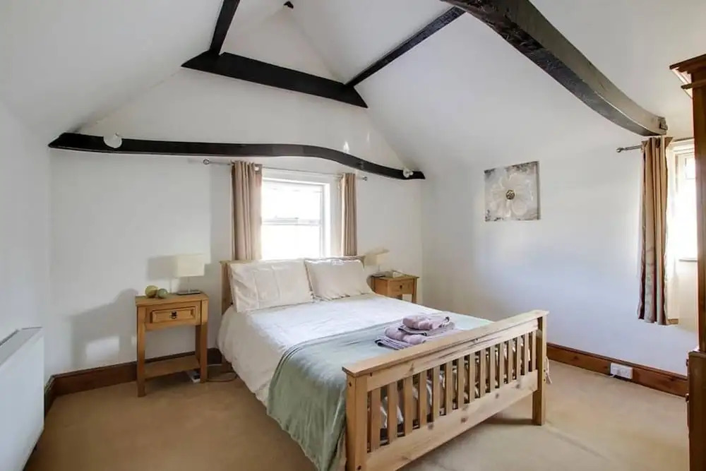 4 BR & 2 Bathroom House Parking Garden St Neots Town Centre