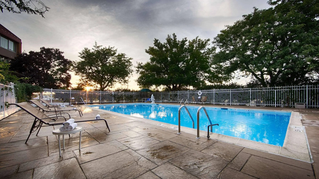 Best Western Plus Chicago Hillside