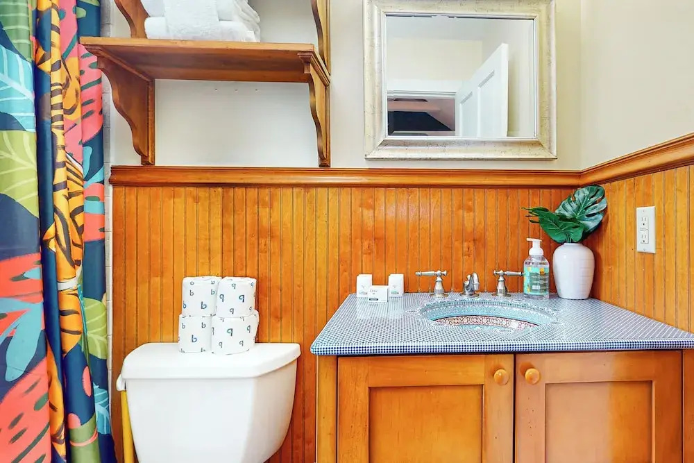 Steps to Duval St! Colorful Bahama Village Retreat