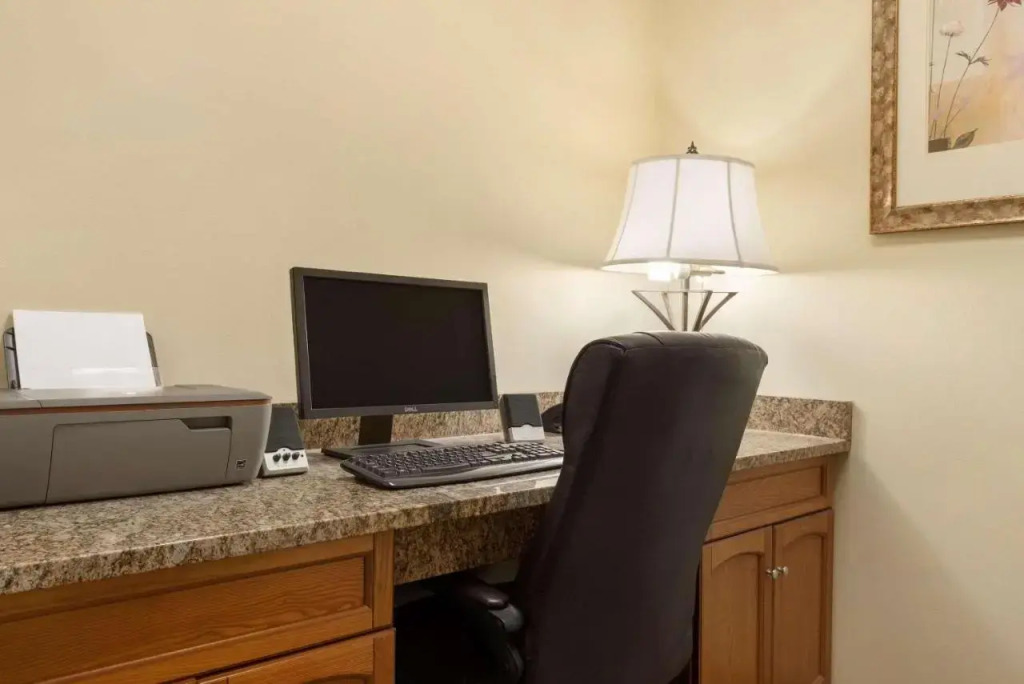 Country Inn & Suites by Radisson, Moline Airport