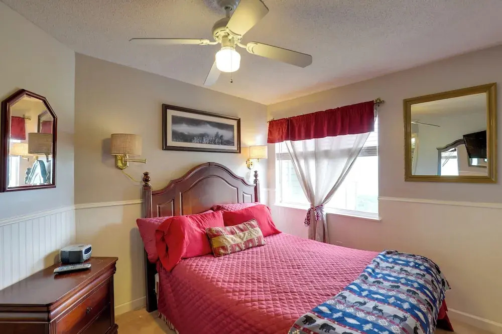 Indoor & Outdoor Pools! Condo 3 Mi to Gsmnp