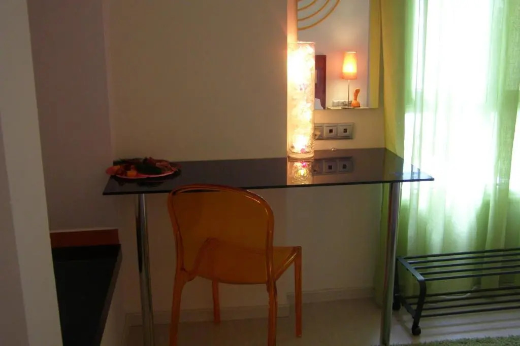 Room "honeybee" in a neoclassical house