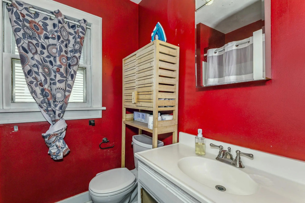 Cute, Cozy and Cheerful 3 Bedroom House!
