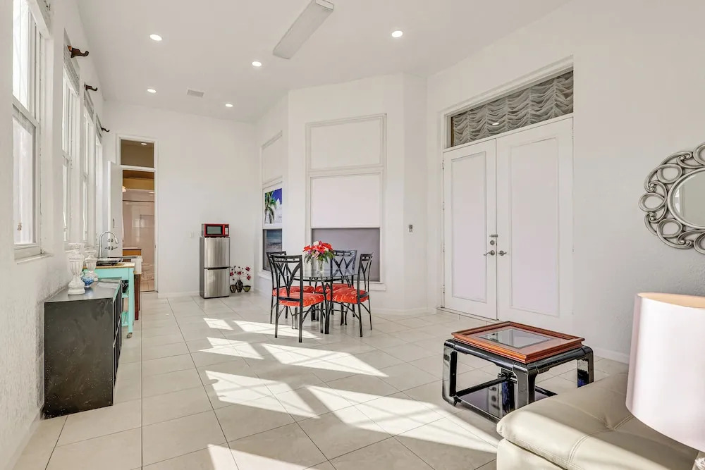 Near Apollo Beach! Bright Apt w/ Essentials